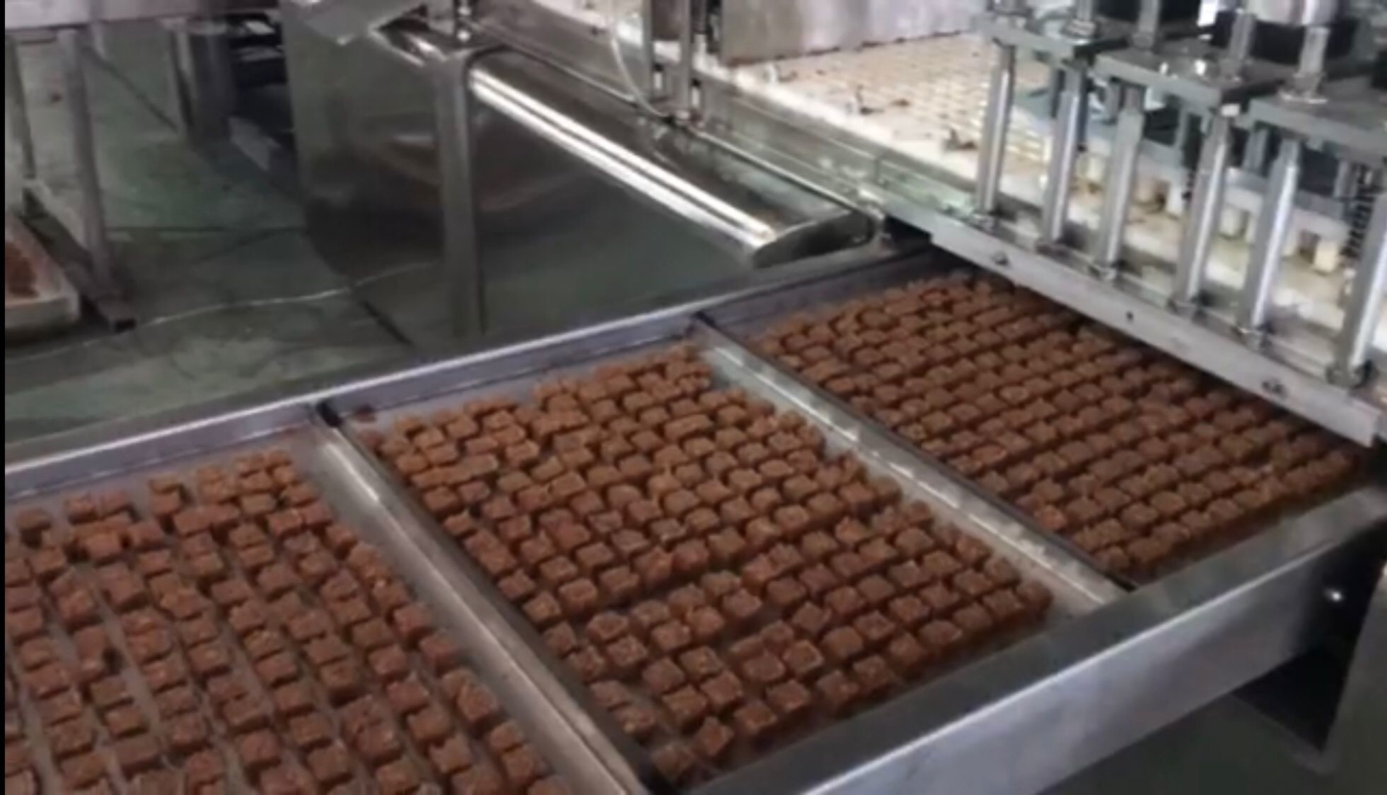 Quality 380v 400kg/H Snack Bar Machine Chocolate Enrobing Production Line for sale