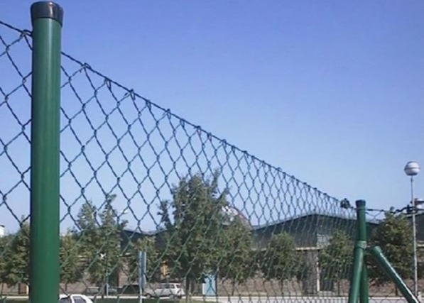 Quality Galvanized Iron Wire Material-Pvc Coated Chain Link Fence Type Sports Field Fence for sale