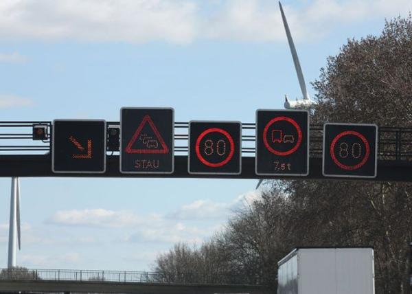 Buy Highway Variable Electronic Message Board Signs With High Contrast Ratio 800mmX800mmX150mm at wholesale prices