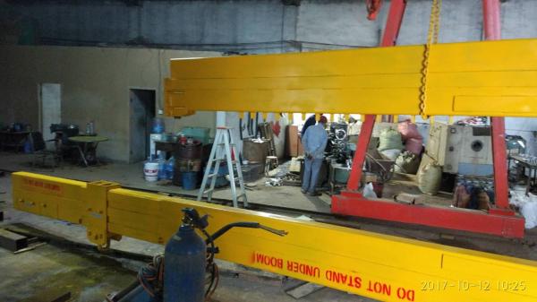 Buy 40 Feet Containers C Shape Loading & Unloading Crane , Glass Lifting Crane,C Shape Glass Unloading Crane at wholesale prices