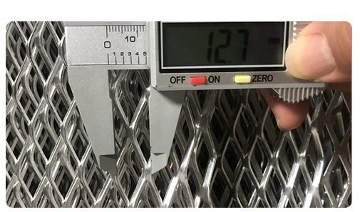 Good Quality Materials for Daily Use 12mm 14mm 16mm Cold-Galvanizing Metal Stretched Mesh for Fences Grates Walkways Ramps Stairs