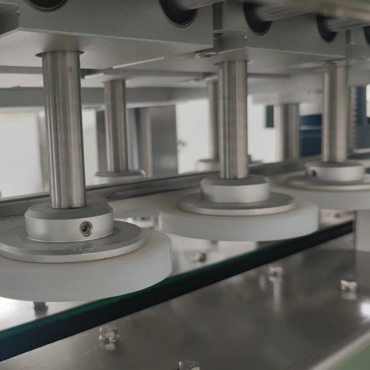 China Automatic Inline Pet Bottle Cap Sealing Machine