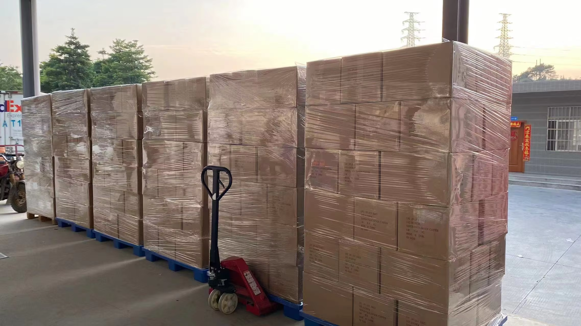 Disposable bread self-sealing bags, transparent food-grade plastic self-adhesive bread and biscuit baking packaging food bags.