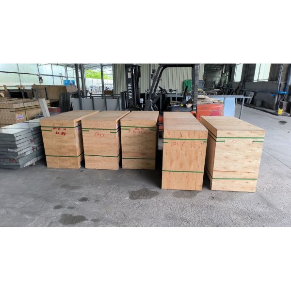 White Lab Island Bench With 4 Drawers And 2 Shelves For Experiments