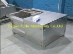 Carrot cleaning and peeling machine