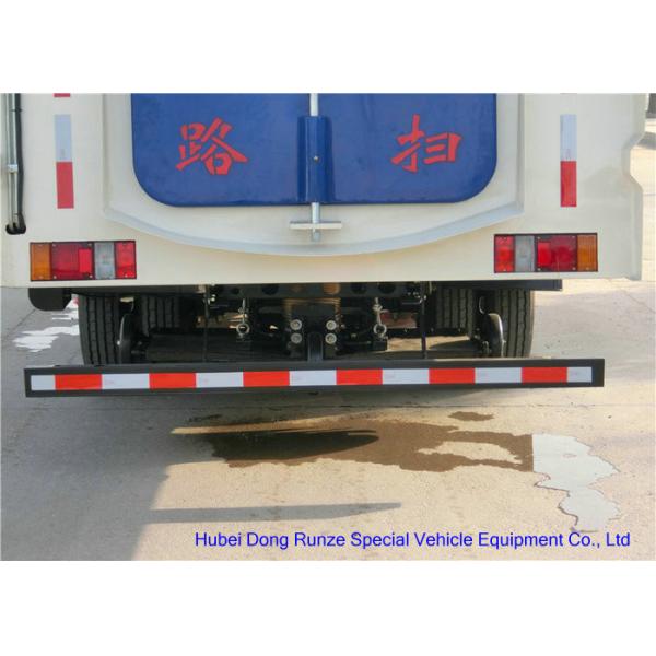 JMC Truck Mounted Road Sweeping Machine With 4 Brushes 5.5 Cbm Trash 1,5 Cbm Water