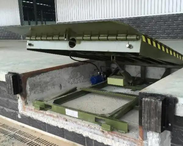 Container Forklift Loading Ramps Load and Unloading Dock Door Levelers Workshop