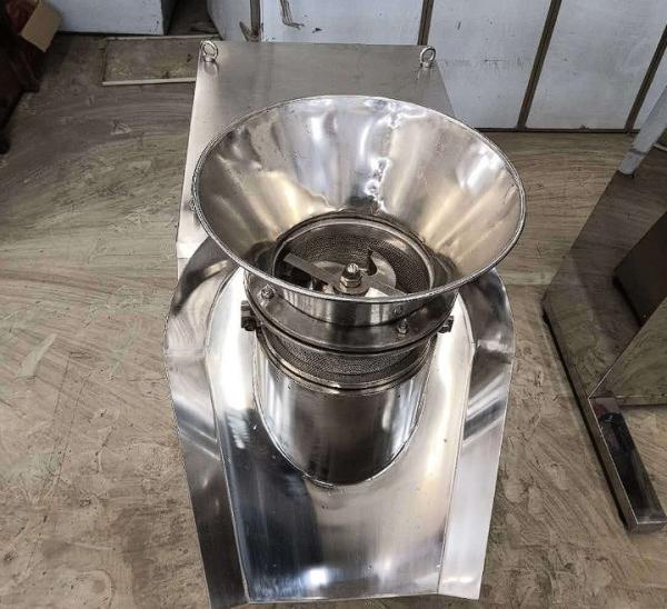Rotating extruding granulator for test purpose Cylindrical Particle Granulator