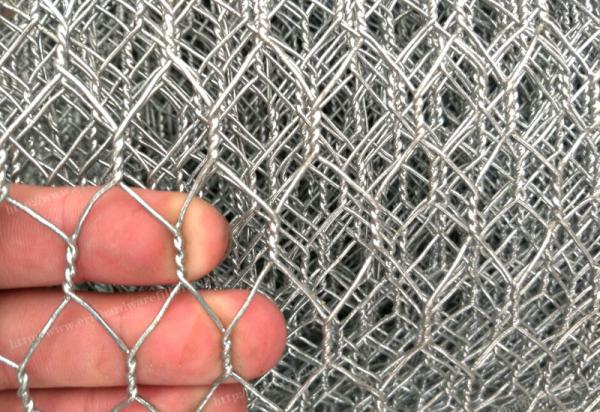 Buy 1/2" 3/4" Galvanised Hexagonal Wire Netting Mesh Coops High Strength Unity Structure at wholesale prices