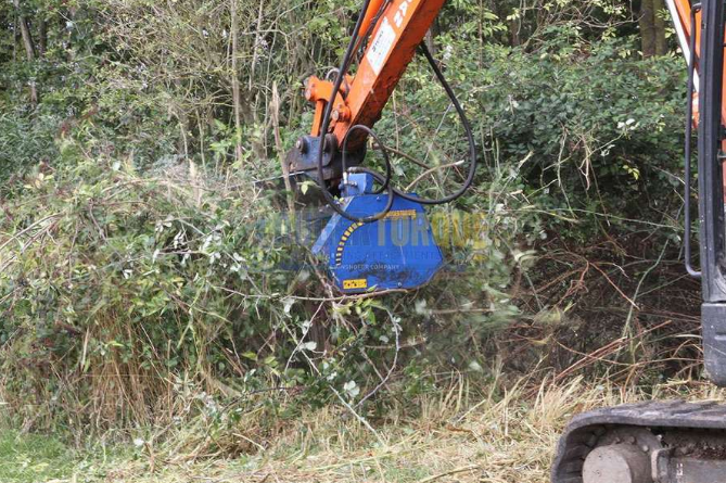 Flexible Control Hydraulic Hedge Cutter , Bush Trimming Machine Low Noise