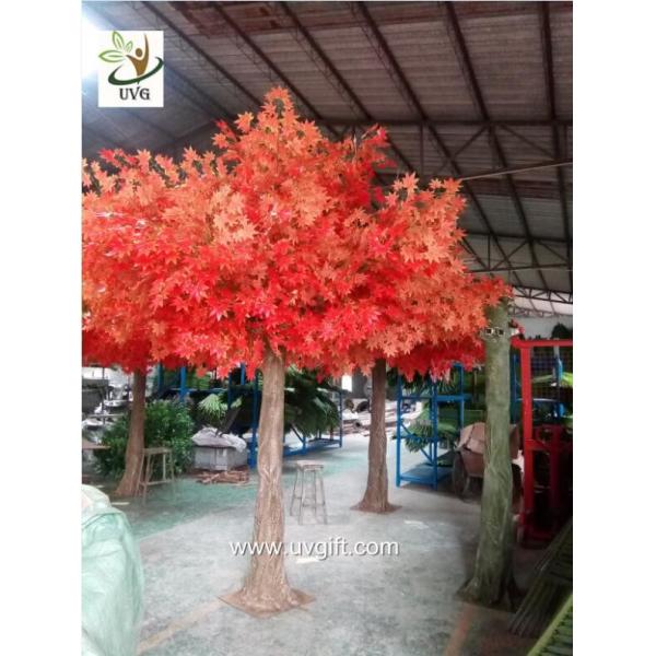 UVG high simulation fiberglass indoor fake trees with green imitation maple leaves for party decoration GRE073