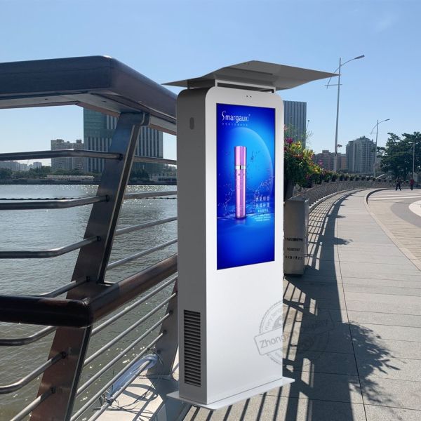 IP65 Waterproof Courtyard 43 Inch Digital Signage Remote Management Bus Station
