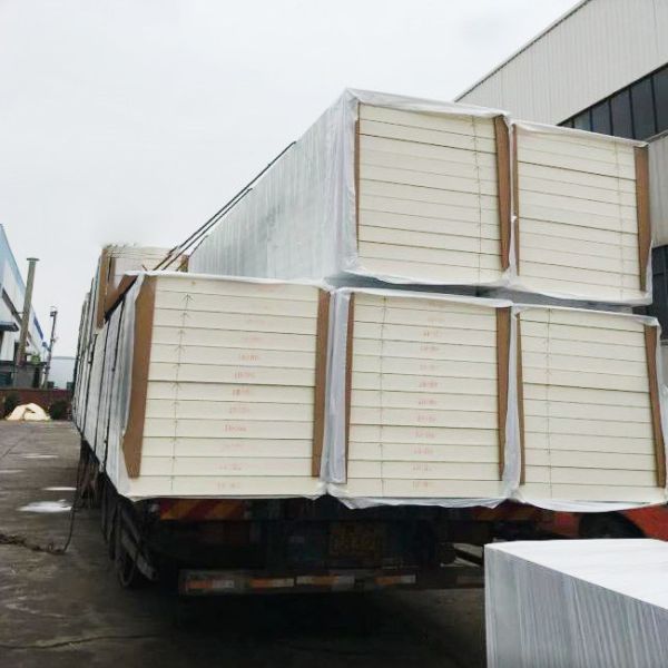 Warehouse White Insulated PU Sandwich Roof Panel With Seamless Connection